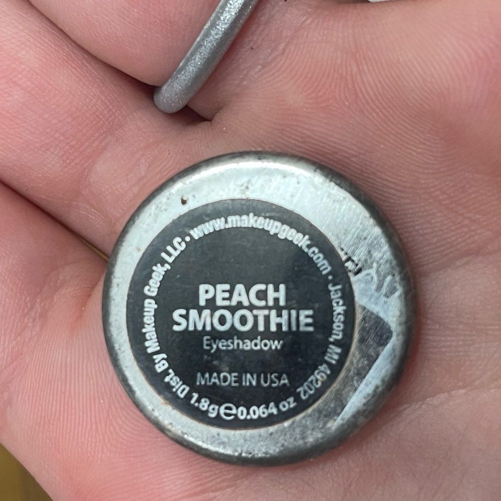 Makeup Geek Peach Smoothie Eyeshadow warm-toned medium-dark peach matte finish - Picture 6 of 6